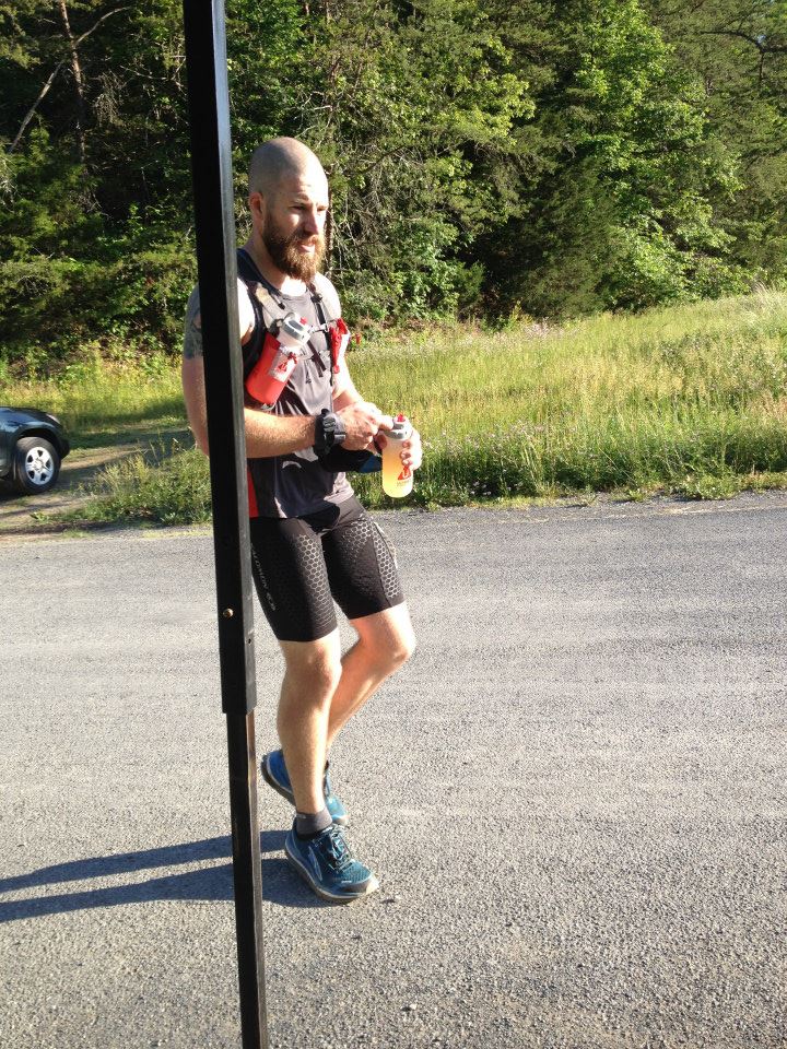 runner coming into 803 aid station