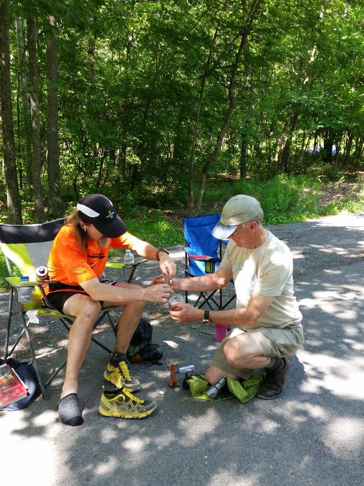 Runner receive Aid from his father at 4-points