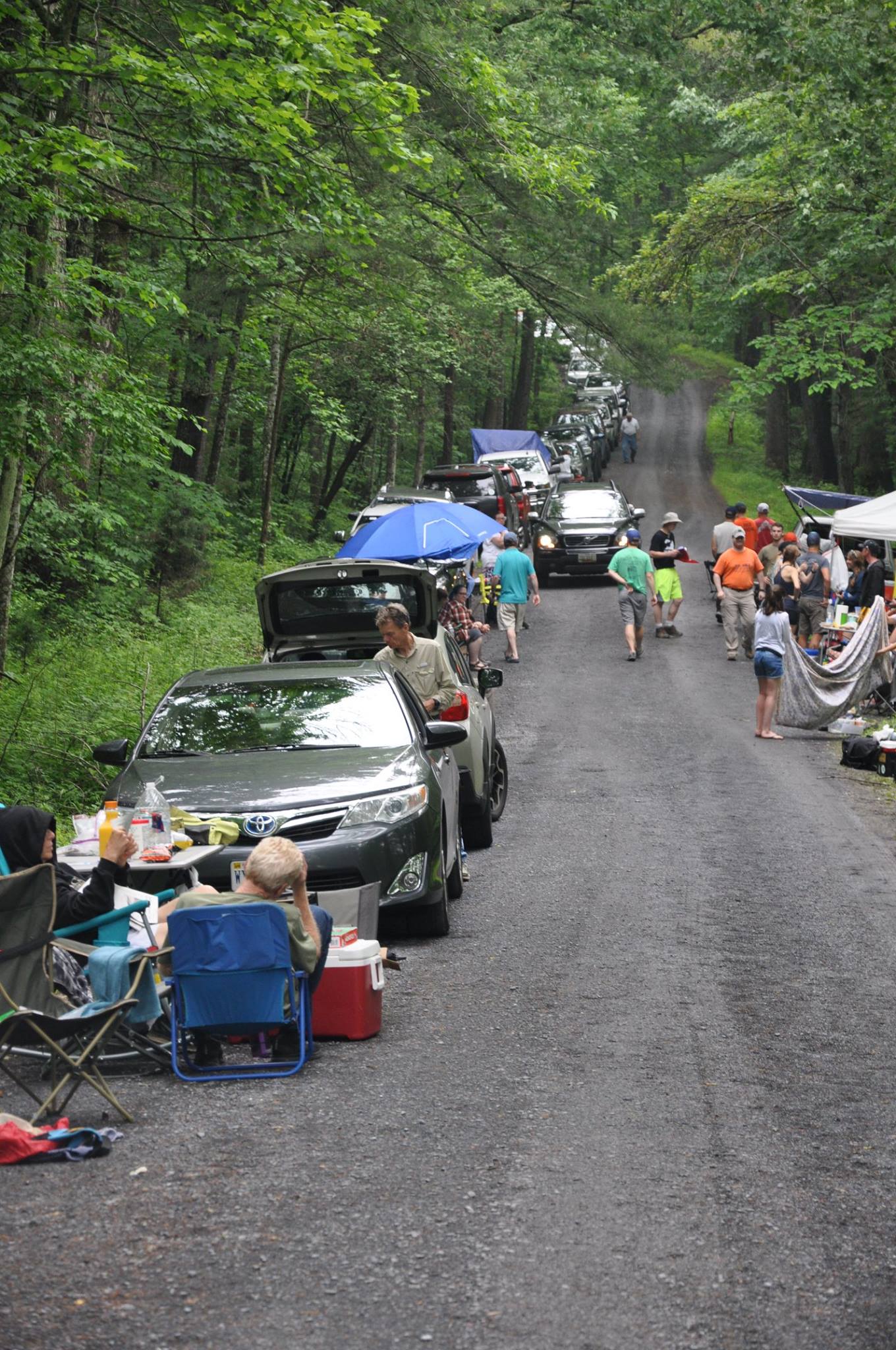 Cars lined up along the left side at 4-points. Crew waiting throughout the picture