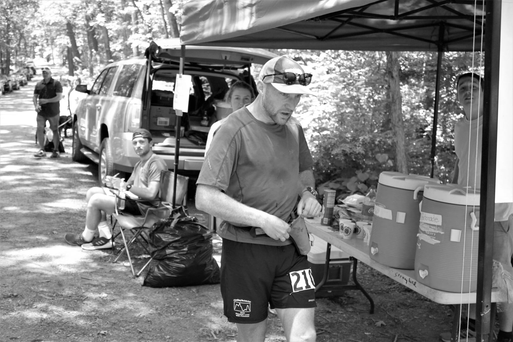 Kevin Walker leaving 4-points aid station