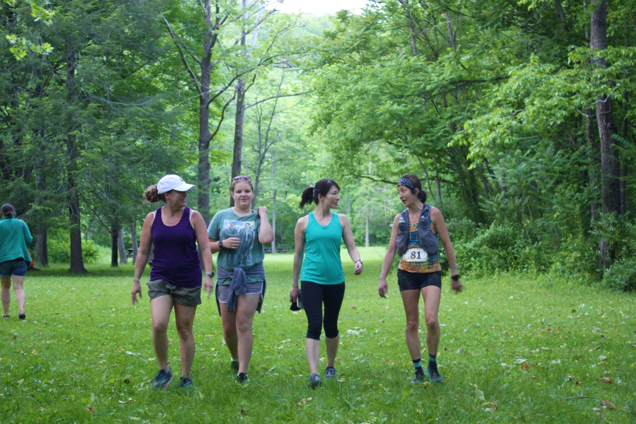 Bib 81 walking into Elizabeth Aid Station with crew