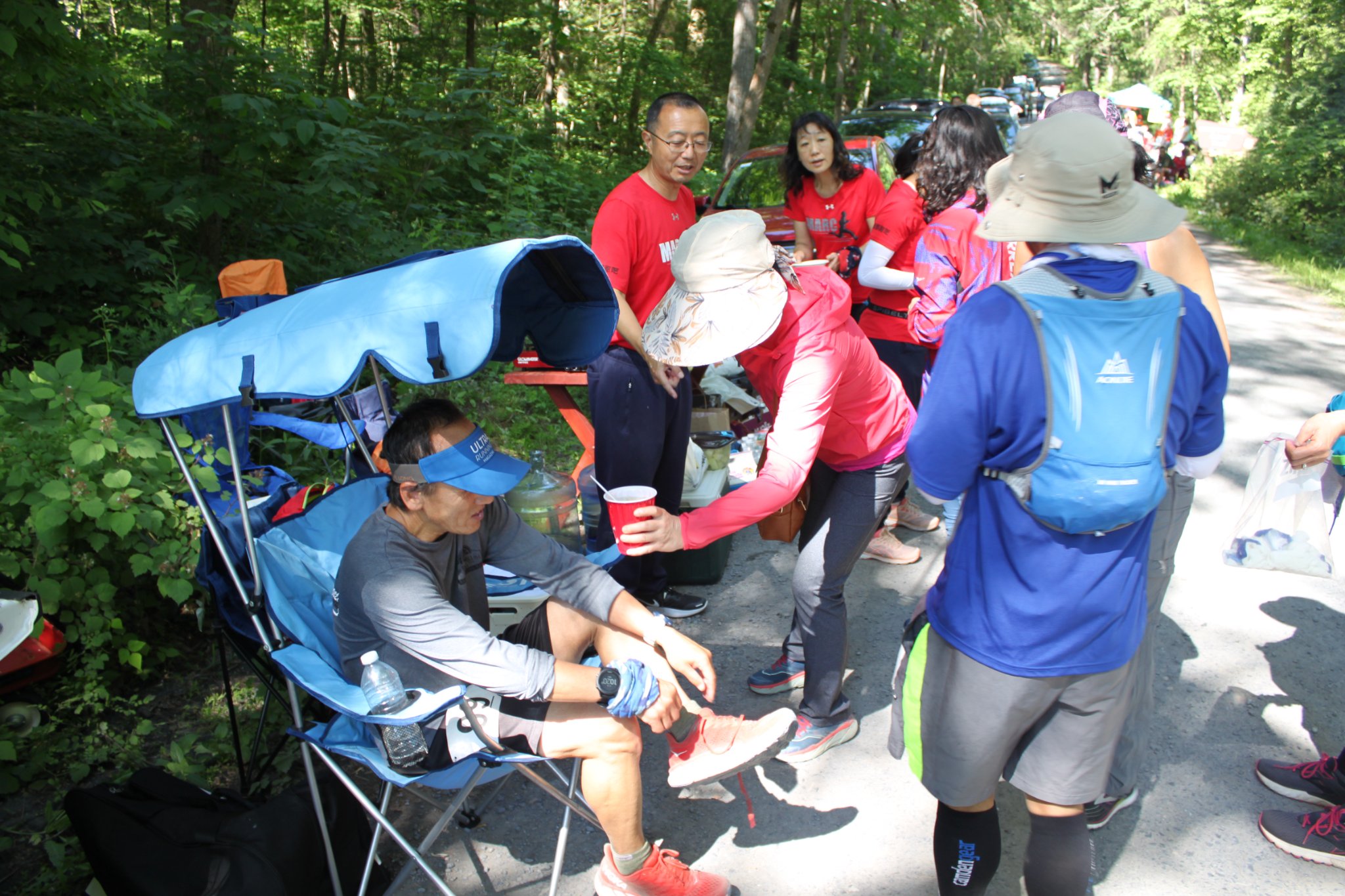 Dan Lee sits on a blue chair receiving aid at 4points